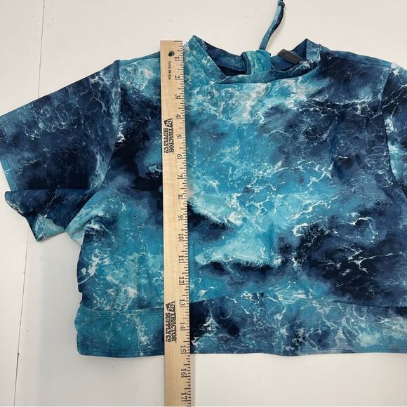 Torrid Cropped Short Sleeve Rashguard Water Waves - Picture 10 of 13